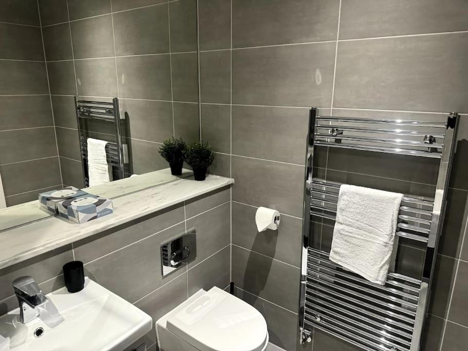 ברמינגהאם Luxury Oaks Suite, Free Private Parking, 2 Bed 2 Bathroom Apartment, Central Solihull מראה חיצוני תמונה