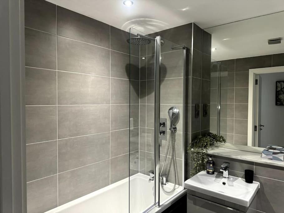 ברמינגהאם Luxury Oaks Suite, Free Private Parking, 2 Bed 2 Bathroom Apartment, Central Solihull מראה חיצוני תמונה