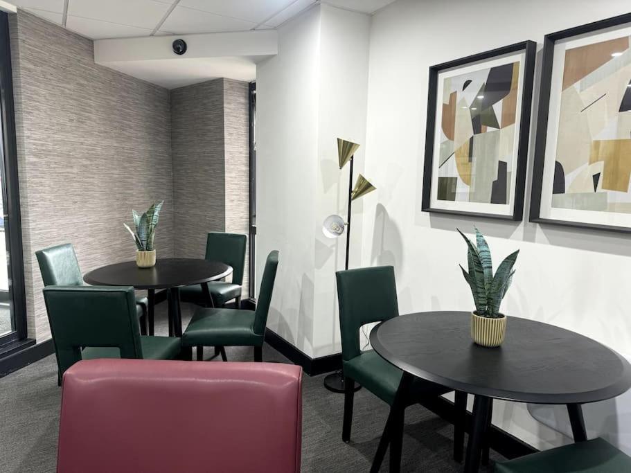 ברמינגהאם Luxury Oaks Suite, Free Private Parking, 2 Bed 2 Bathroom Apartment, Central Solihull מראה חיצוני תמונה