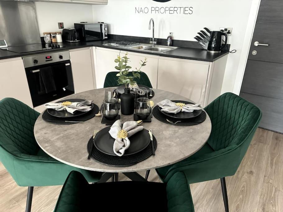 ברמינגהאם Luxury Oaks Suite, Free Private Parking, 2 Bed 2 Bathroom Apartment, Central Solihull מראה חיצוני תמונה