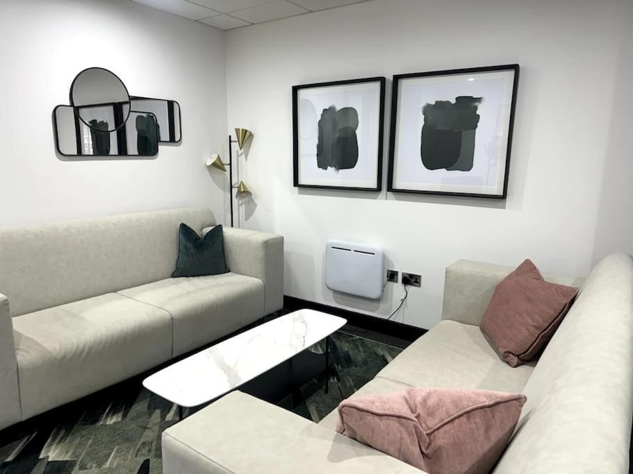 ברמינגהאם Luxury Oaks Suite, Free Private Parking, 2 Bed 2 Bathroom Apartment, Central Solihull מראה חיצוני תמונה